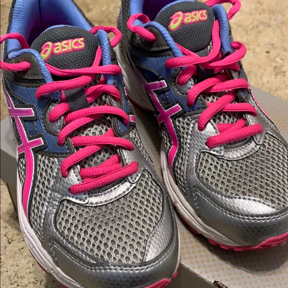 Kids running shoe. Size 3.